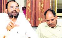 Dinesh Bhandari from the Retired Peyjal Nigam Employees Association addresses mediapersons in Dehradun on Monday. Tribune photo: Vinod Pundir