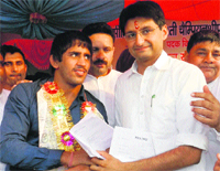 MP Deepender Hooda felicitates World Wrestling Championship Bronze medallist Bajrang Punia at Khuddan village in Jhajjar. Photo by the writer
