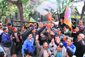 Activists of the BJP burn the effigy of Chief Minister Virbhadra Singh in Shimla on Monday