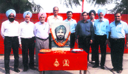 Serving and former members of the Indian Armed Forces pay tributes to the martyrs of the Kashmir conflict and the 1962 war, in Ludhiana on Monday. 