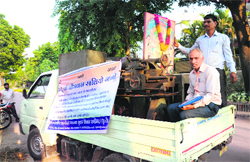 Om Prakas, a resident of Hallo Majra, protests outside the residence of MP Pawan Kumar Bansal at Sector 28, Chandigarh. Tribune photo: Manoj Mahajan