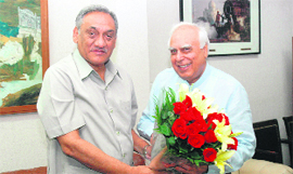 Uttarakhand Chief Minister Vijay Bahuguna with Union Law Minister Kapil Sibal in New Delhi on Tuesday.