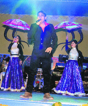 Playback singer Ravinder Ravi performs on the last evening of Hamir Utsav in Hamirpur on Tuesday.