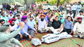 The ministerial staff with an effigy of the state government at the Mini-Secretariat in Ludhiana on Wednesday