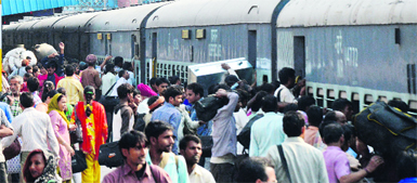 The Ludhiana railway station is witnessing a huge rush of migrants these days, who are heading back home to be with their families on Diwali. Photo: Inderjeet Verma