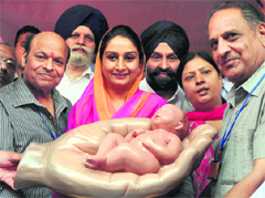 Bathinda MP and Nanhi Chhan founder Harsimrat Kaur Badal receives a sculpture made by Ramakant at the Shree Geeta Mandir in Ludhiana. Tribune Photo: Himanshu Mahajan
