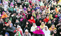 Women devotees have a glimpse of a holy relic of Prophet Muhammad being displayed by the head priest at the Hazratbal shrine in Srinagar on Saturday on the occasion of the death anniversary of Hazrat Umar Farooq, friend and companion of Prophet Muhammad