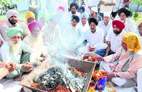 Faith above work: Devotees perform yajna at Vishwakarma Mandir in Adarsh Nagar in Bathinda
