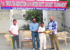 Officials with a player at the prize distribution ceremony of drug de-addiction cricket tournament in Bathinda on Monday