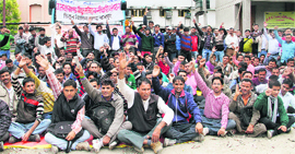 Contractual power employees hold a demonstration in support of their demands at Parade Ground in Dehradun on Tuesday.
