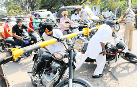 Commuters risk their lives by ignoring a closed railway crossing in Morinda.