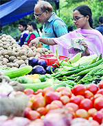 Customers paying through their nose for vegetables on a street in New Delhi on Wednesday. The prices of tomatos and onions have gone through the roof in the past few months, quadrupling to as much as `100 a kilogram and turning the vegetables into an unaffordable luxury for the poor