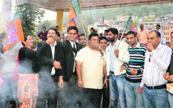 On the decision of the High Court in favour of the HPCA, BJYM workers distribute sweets and burst crackers in Mandi on Wednesday. Photo: Jai Kumar
