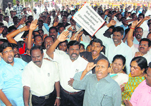 Members of a pro-Tamil party protest in Chennai against India's participation at CHOGM. 