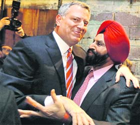 Indian American Democrats Chairman Sant Singh Chatwal (R) congratulates the newly elected New York mayor Bill de Blasio