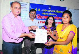 Chief Manager of the State Bank of Patiala JS Wadhwa distributing certificates among women at the RSETI run by the bank in Fatehabad. 