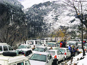 Fresh snowfall leads to a traffic jam near Gulaba on the Manali-Rohtang Pass road on Thursday