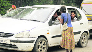 A woman asking for alms from commuters in Jalandhar