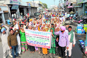 Activists of the CPI (ML) Liberation, Punjab, protest against the Punjab Government and in support of their demands in Bathinda on Friday.