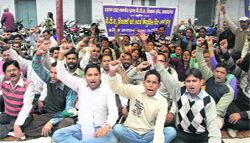 Members of the PTA Teachers Association protest in support of their demnads 