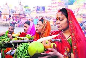 Women perform Chhath puja by offering rituals at Har-ki-Pauri in Haridwar on Saturday.