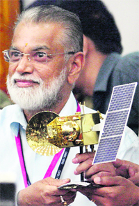 K Radhakrishnan, ISRO chief, with a model of the orbiter.