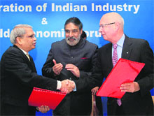Founder and Executive Chairman, World Economic Forum, Prof Klaus Schwabe (right) shakes hands with CII president Kris Gopalakrishnan (left) after signing an MoU. Union Minister for Commerce and Industry Anand Sharma is also seen.