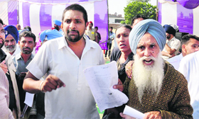 Residents of the ward numbers 25 and 26 protest against the state government for not being allowed to meet Chief Minister Parkash Singh Badal during his Sangat Darshan programme in Bathinda on Sunday.