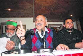 Kuldeep Tanwar, president, Himachal Kisan Sabha, addresses mediapersons in Shimla on Sunday