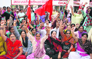 The Jatha March of the Anganwari workers stage a protest at the Desh Bhagat Yaadgar Hall in Jalandhar on Sunday. 