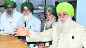 Bharti Kisan Union president Ajmer Singh Lakhowal addresses mediapersons in Ludhiana on Sunday.