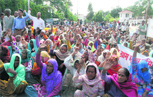 Forest dwellers hold a protest in Dehradun on Monday. 