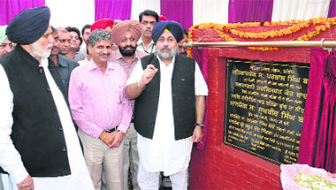 Deputy Chief Minister Sukhbir Badal laying foundation stone of the side lining of the Bathinda Branch on Tuesday