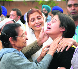 the deceased couples inconsolable daughter.