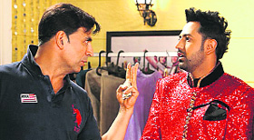 Akshay Kumar and (R) Gippy Grewal