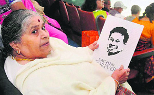 Sachins mother, Rajni Tendulkar, came to see her son play for the first and last time on Thursday. 