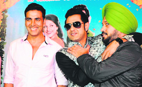 (L-R) Akshay Kumar, Gippy Grewal and Gurpreet Ghuggi