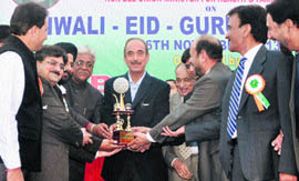 Union Health Minister Ghulam Nabi Azad being felicitated during the Eid, Diwali and Gurpurb milan function in Jammu