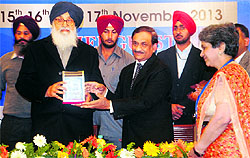 Punjab Chief Minister Parkash Singh Badal being honoured by AG Thomas, Director, CMC, during the 21st National Conference of the Association of Medical Biochemists of India in Ludhiana