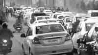 There were traffic snarls on the eve of Gurpurb on the Majri chowk-Nada Sahib Gurdwara road in Panchkula on Sunday. Tribune Photo: Nitin Mittal