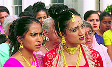 Jesse (Parminder Nagra) and her sister Pinky (Archie Panjabi) in Bend it like Beckham