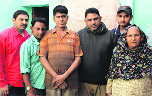 A Hindu family from Pakistan which has migrated to India.