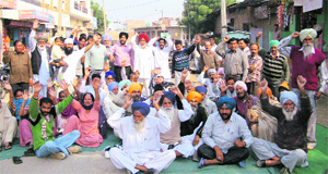 A dharna was staged against the faulty sewer pipes at ward 32 last week.  