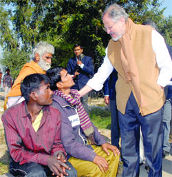 Lieutenant Governor Najeeb Jung interacting wit the night shelter occupants ahead of winter on Monday