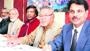 Rajeshwar Painuily (extreme right),president, Dobrachati Pul Banao Samiti, addresses mediapersons in Dehradun on Sunday. 