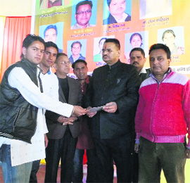 Student Union members present a memorandum to Ganesh Joshi, Mussoorie MLA, during the freshers welcome function in Mussoorie on Sunday. 