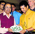 Sachin Tendulkar presenting Hanif Mohammad a souvenir plate on behalf of the BCCI in Mumbai in 2006