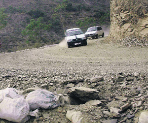 Vehicles move on the Theog-Rohru road. 