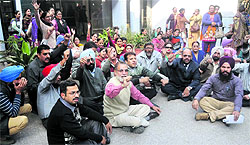 The teachers of aided schools stage a dharna at the Mini-Secretariat in Ludhiana