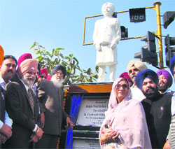 CM Parkash Singh Badal unveils the statue of Akali leader Raja Narinder Singh at Nabha on Tuesday. tribune photo